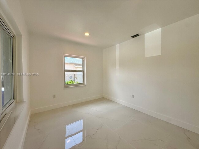 Building Photo - 228 NW 32nd Ave