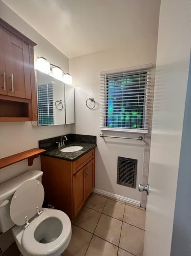 Building Photo - Beautiful One bedroom in gated complex one block from Ocean In Long Beach