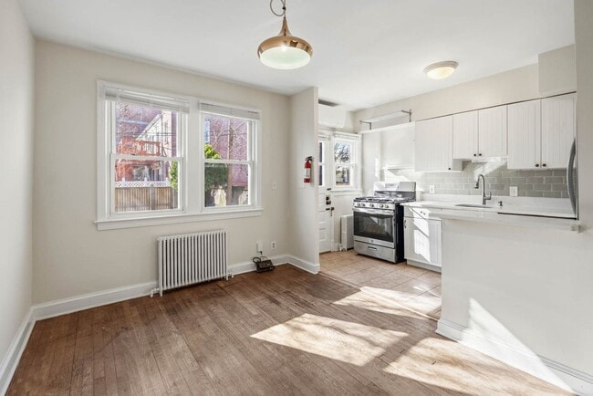 Building Photo - Capitol Hill Townhome | 3 Bed | 2 Bath | 1,350 Sf | Fenced-In Backyard