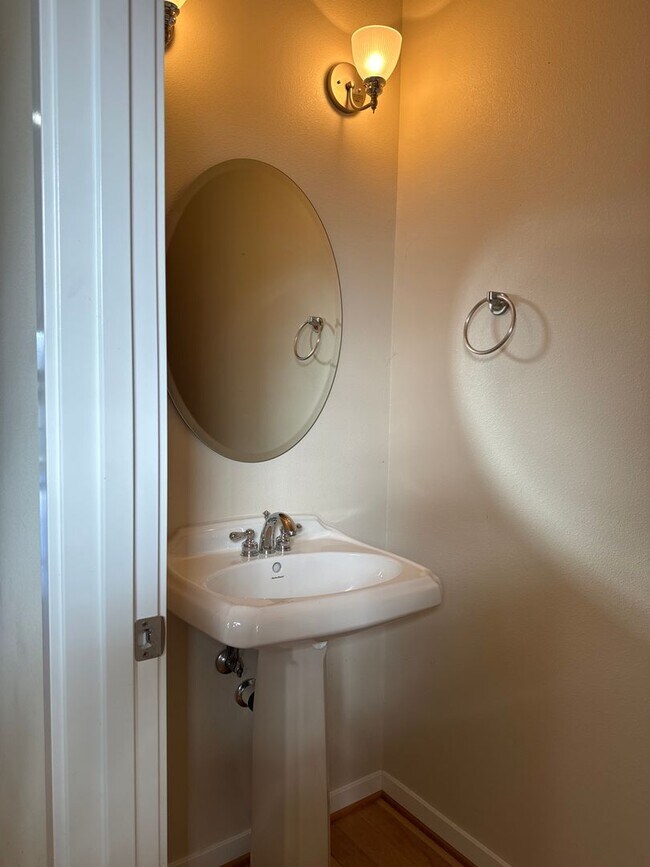 Building Photo - Beautiful 2 bedroom Townhouse in Issaquah ...
