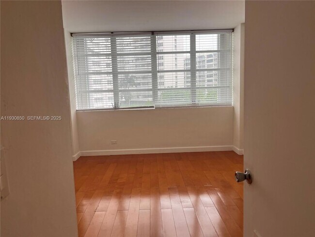 Building Photo - 1408 Brickell Bay Dr