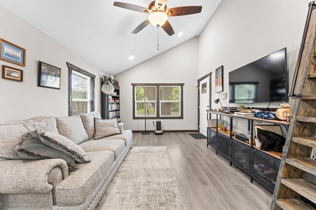 Building Photo - 325 S Bell Dr