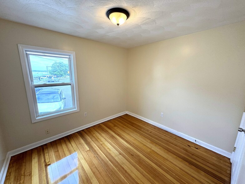 Building Photo - 1096 N Shore Rd
