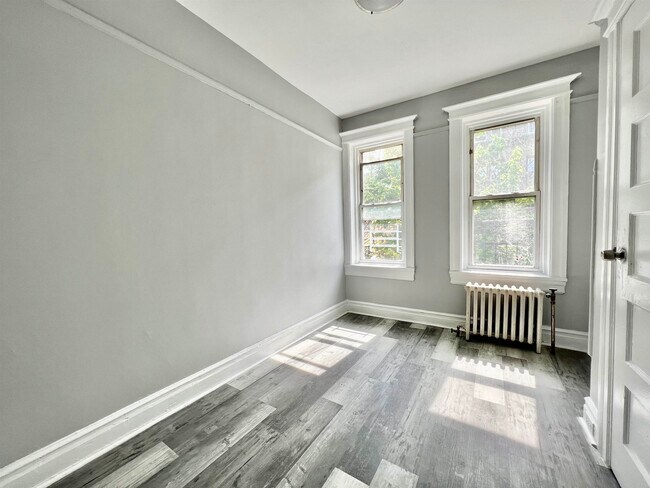 Building Photo - 100 Romaine Ave