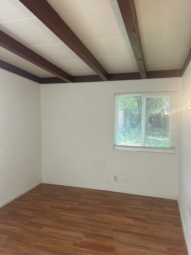 Building Photo - 402 Helen Ave