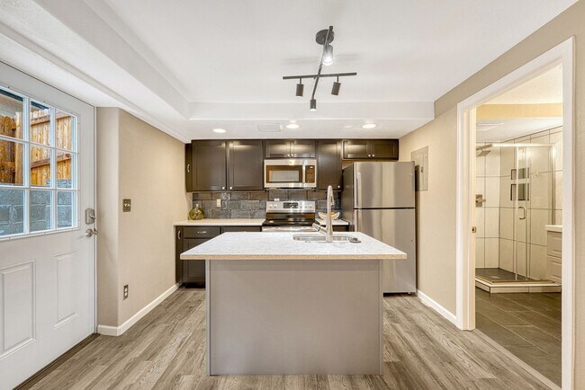 Building Photo - 1 bedroom, 1 bathroom Apartment