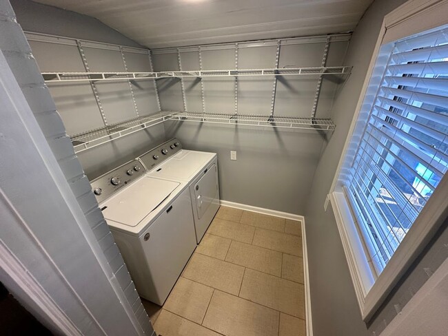 Building Photo - Beautiful House in Picadome! Off-Street Parking, W/D, Breakfast Bar, Deck, Fenced Backyard!