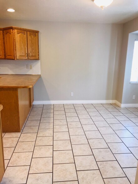 Building Photo - 633 S Teresa St