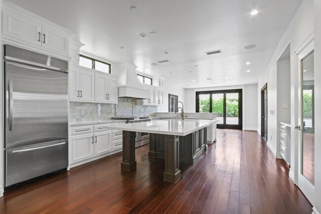 Building Photo - Stunning 3 BD | 4BTH With 2 Bonus Rooms