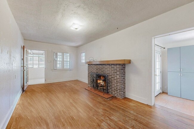 Building Photo - 212 Mesa St SE