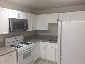 Building Photo - Perfect 2 bed/2 bath condo in Summerlin!