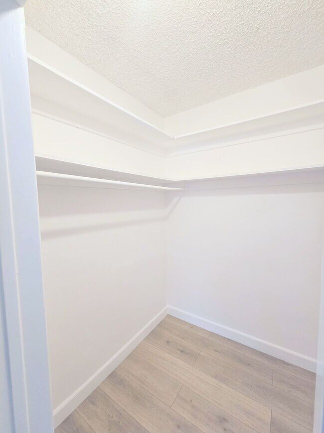 Building Photo - Welcome home! 2bd/2ba unit with parking. Master bedroom with en-suite bathroom!