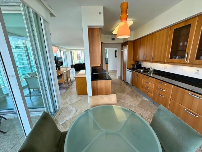 Building Photo - 16500 Collins Ave
