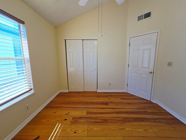 Building Photo - Charming 3 Bedroom, 2 bath Home in West El...