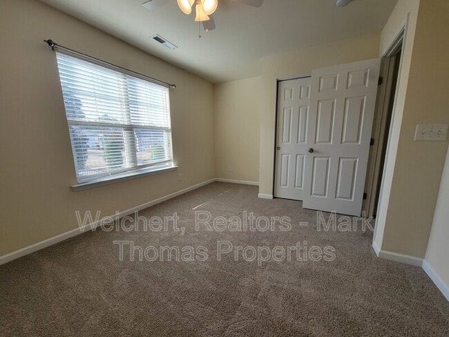 Building Photo - 100-251 Stratford Lakes Dr