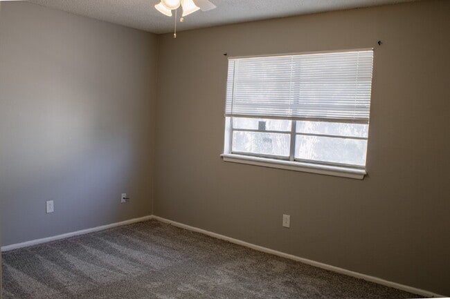 Building Photo - Cute, Clean and Central 3 bedroom 2 bathroom