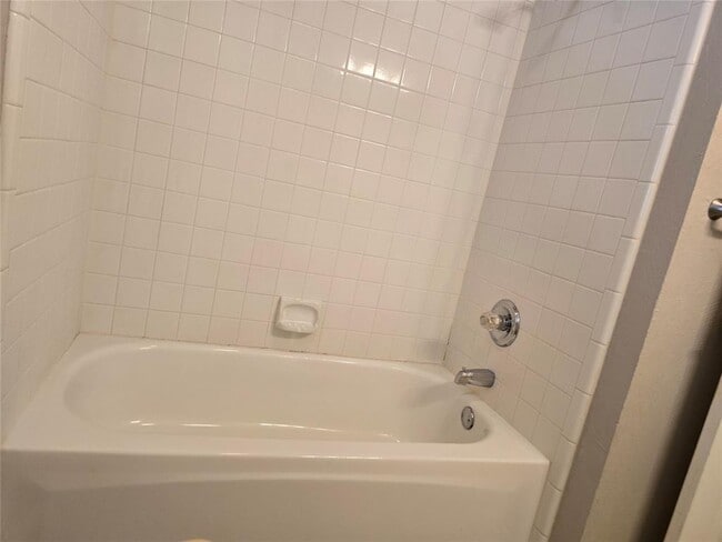 Building Photo - 1823 Chelsea Dr