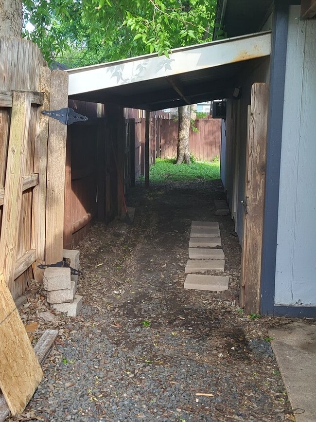 Building Photo - Garage Apartment