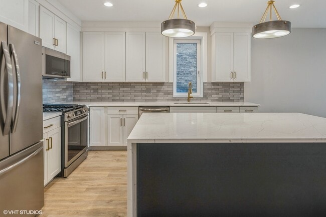 Building Photo - 1647 W Irving Park Rd