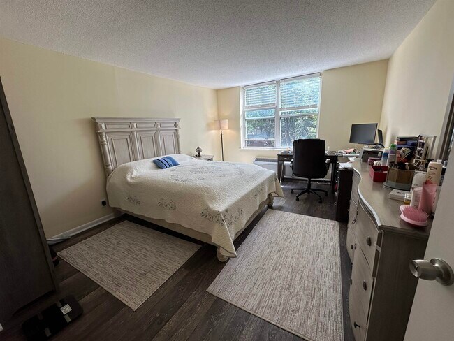 Building Photo - 200 Grand Cove Way