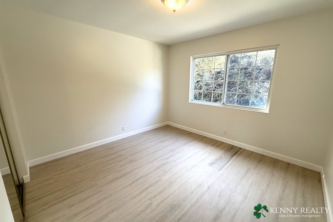 Building Photo - Spacious Remodeled 3 BD/2 BA Home, 2 Bonus Rooms & Large Backyard