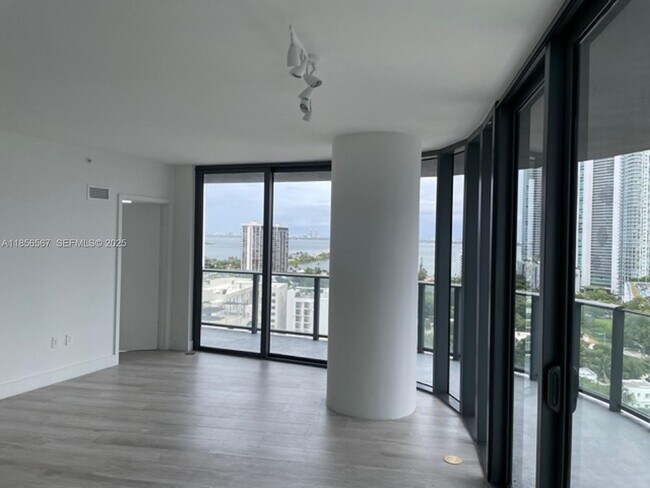 Building Photo - 121 NE 34th St