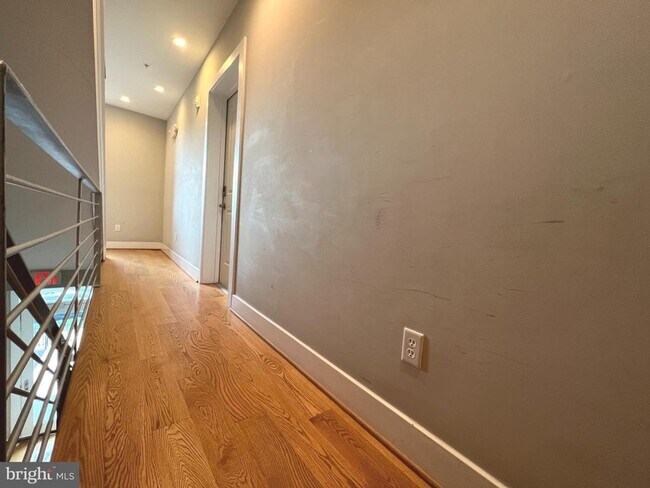 Building Photo - 1209 G St SE