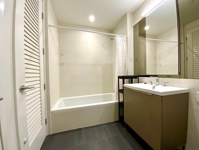 Building Photo - 889 Francisco St