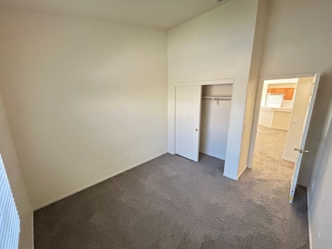Building Photo - Cozy 3Bed/2Bath/2Car Residence located in beautiful Summerlin!