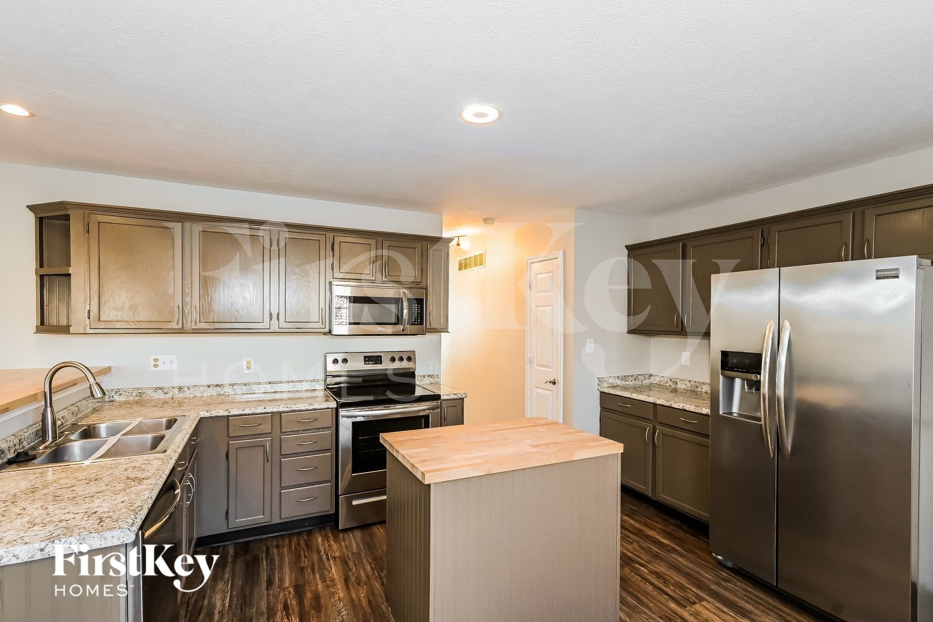 Building Photo - 4804 Oakton Way