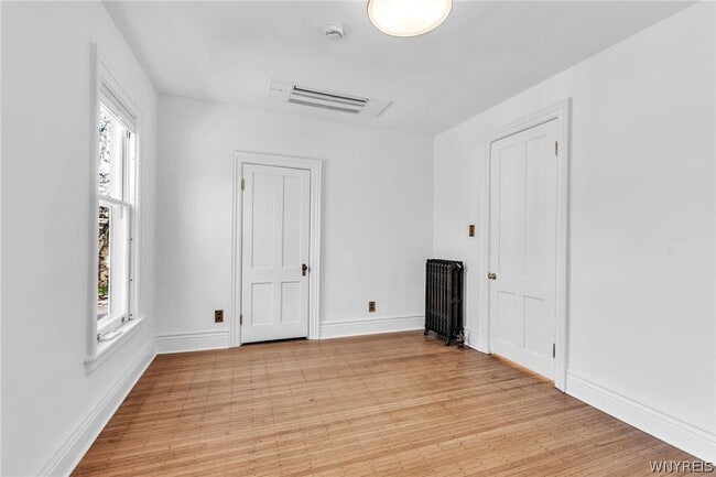 Building Photo - 887 W Ferry St