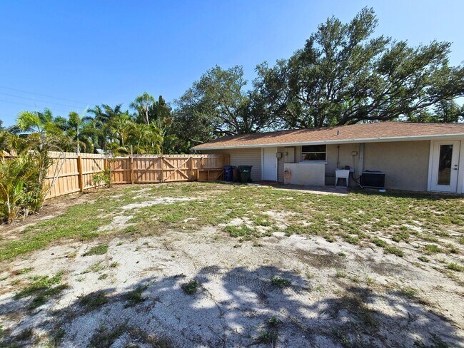 Building Photo - Charming 2BR/ 2BA/ 2 Car Garage - Near Phillippi Creek