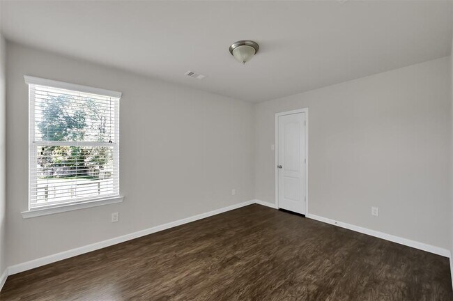 Building Photo - 946 Fife Dr