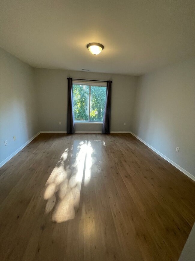 Building Photo - Beautiful 2 bed 2 bath upper Utica 1710 sq...