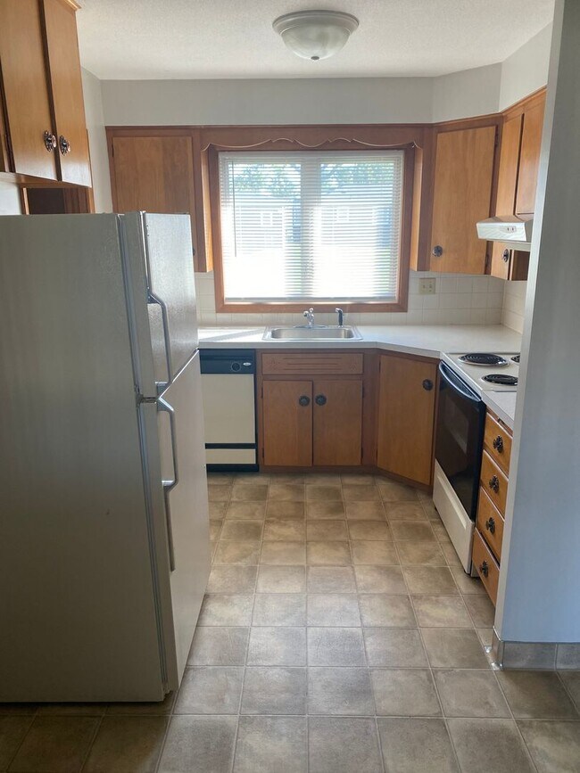 Building Photo - 2325-2327 Victoria Dr SW