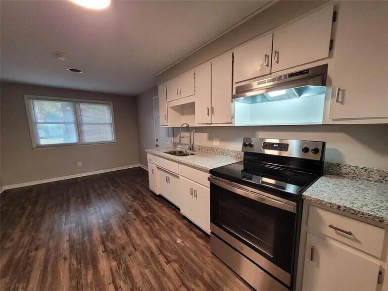 Building Photo - 2518 E 5th St