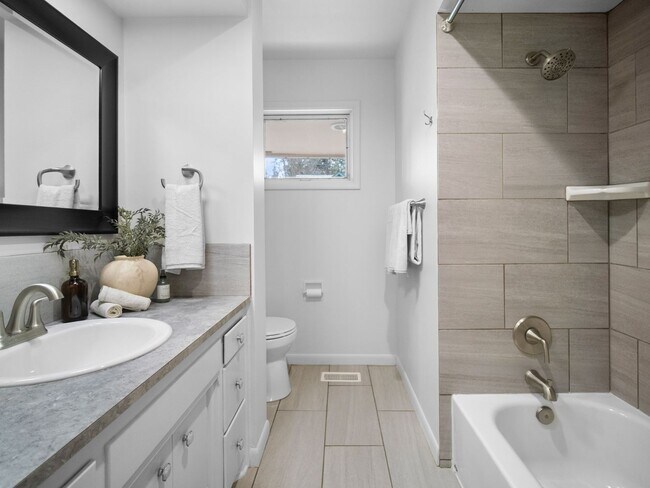 Building Photo - Beautiful FULLY FURNISHED TWO BEDROOM DUPLEX!