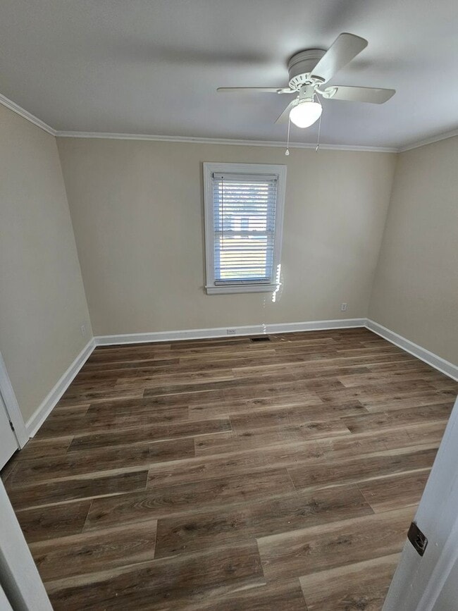 Building Photo - 610 Lynwood Ave NE