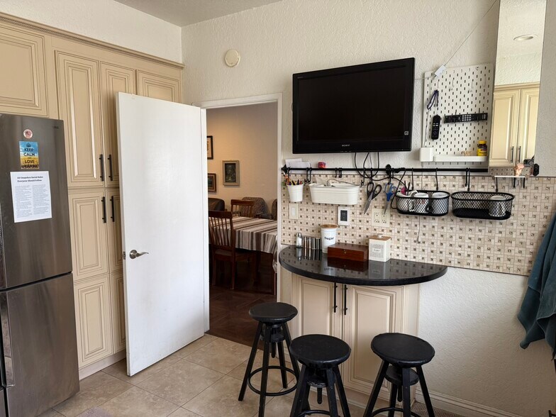 Kitchen - 3647 Keystone Ave