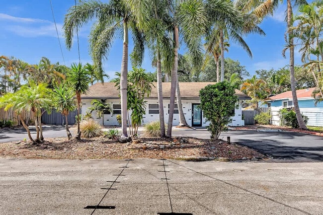 Building Photo - 1568 NE 35th St