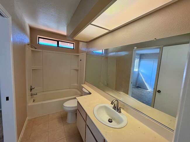 Building Photo - 3BR Oceanside Home Near Alamosa Park and G...