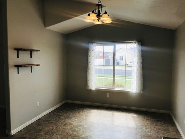 Building Photo - Beautiful patio home