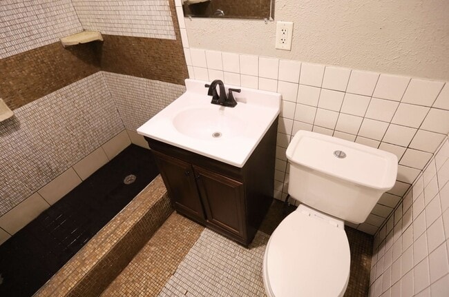 Building Photo - 639 Curve St SW