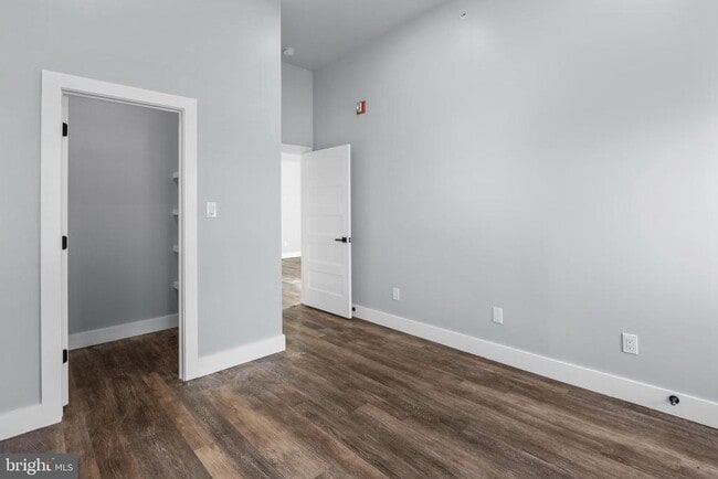 Building Photo - 342 W Queen Ln