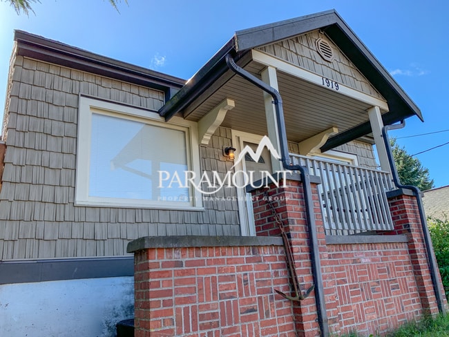 Building Photo - 3 Bedroom with Detached Garage and Office!