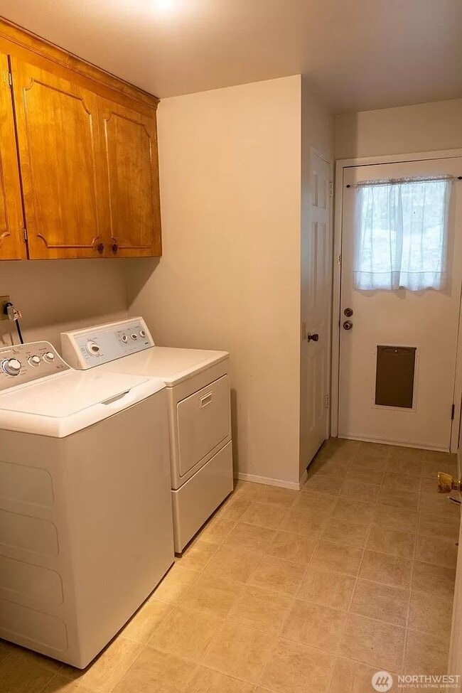 Building Photo - 3bd/2.25ba Bellevue Home