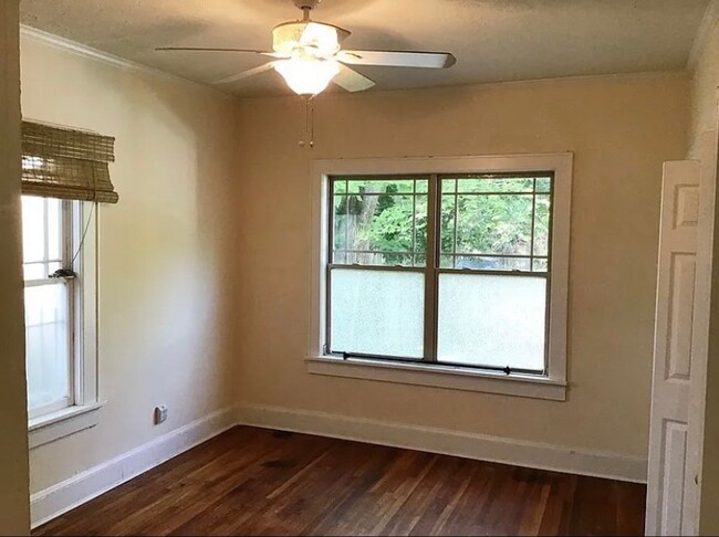 Building Photo - 3 bedroom 2 bath beautiful home with tons ...