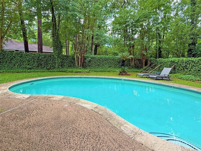 Building Photo - 42 Village Knoll Pl
