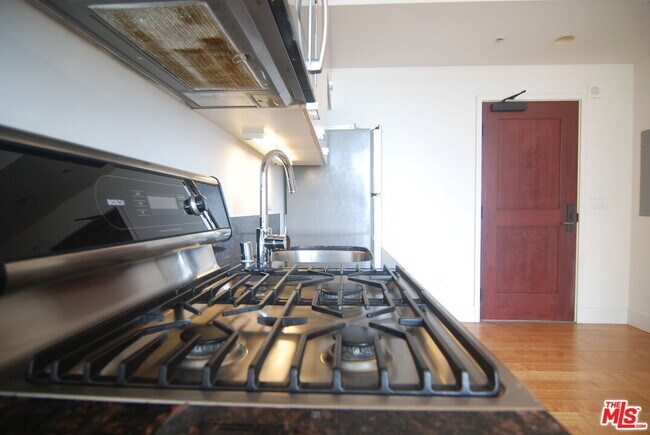 Building Photo - 460 S Spring St