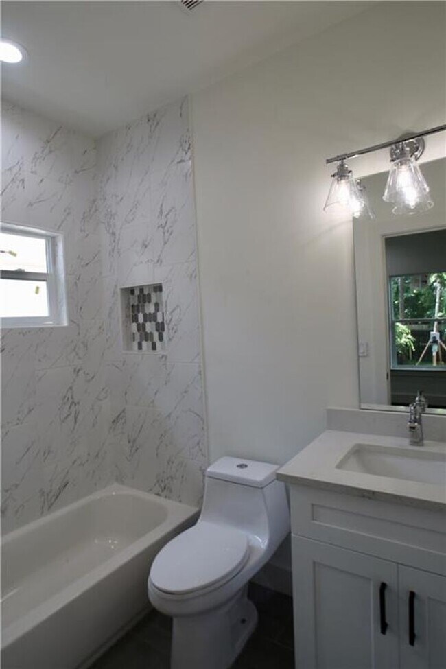 Building Photo - 705 Harris Ave